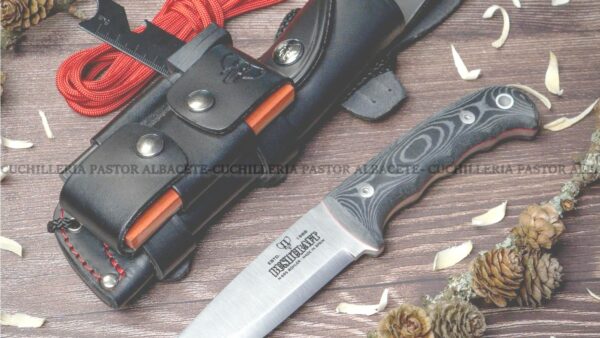 Cudeman 148-MC Bushcraft es una herramienta completa para entornos outdoor, combinando un cuchillo robusto con un set de supervivencia integrado.