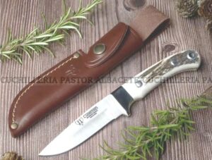 El Cudeman Jäger 150-C es un cuchillo de caza español reconocido por su calidad, diseño clásico y materiales premium.