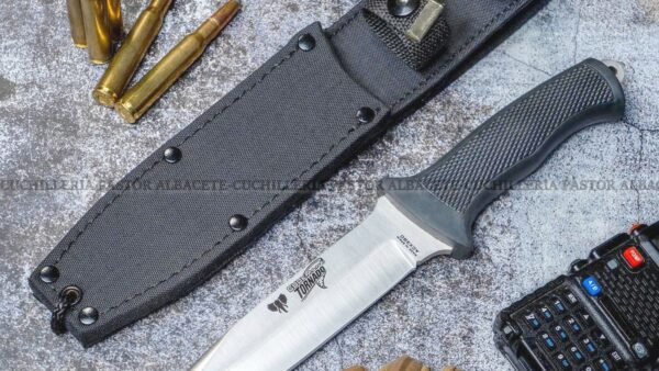 El Cudeman 177-H Tornado es un cuchillo de supervivencia fabricado en Albacete por la prestigiosa marca española Cudeman.