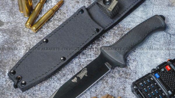 El Cudeman 177-N Tornado es un cuchillo de supervivencia fabricado en Albacete por la prestigiosa marca española Cudeman.