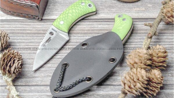 El Cudeman Yoda 200-JV-K es una de las versiones más exclusivas dentro de la familia de cuchillos compactos Yoda, diseñados y fabricados en Albacete (España)