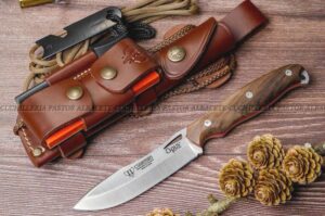 El Cudeman Opus Ness Wolf 208-GC Nogal es un cuchillo de caza y bushcraft fabricado artesanalmente en Albacete, España.
