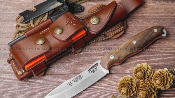 El Cudeman Opus Ness Wolf 208-GC Nogal es un cuchillo de caza y bushcraft fabricado artesanalmente en Albacete, España.