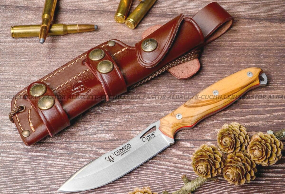 El Cudeman Opus Ness Wolf 208-L Olivo es un cuchillo de caza y bushcraft fabricado artesanalmente en Albacete, España.