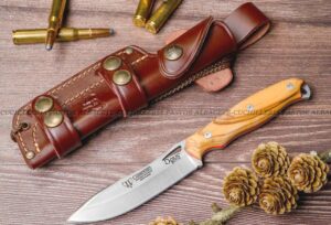 El Cudeman Opus Ness Wolf 208-L Olivo es un cuchillo de caza y bushcraft fabricado artesanalmente en Albacete, España.