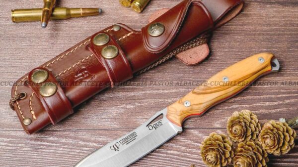 El Cudeman Opus Ness Wolf 208-L Olivo es un cuchillo de caza y bushcraft fabricado artesanalmente en Albacete, España.