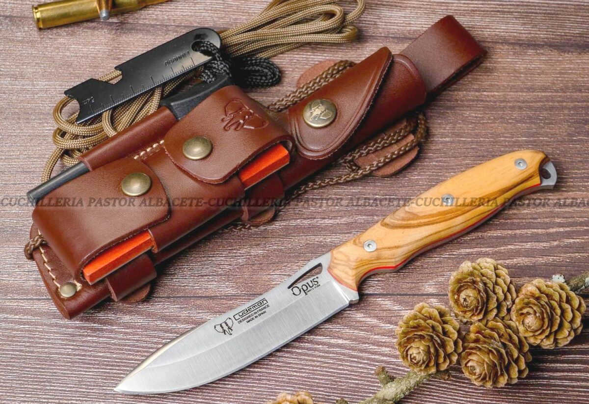 El Cudeman Opus Ness Wolf 208-LC Olivo es un cuchillo de caza y bushcraft fabricado artesanalmente en Albacete, España.