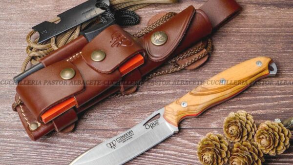 El Cudeman Opus Ness Wolf 208-LC Olivo es un cuchillo de caza y bushcraft fabricado artesanalmente en Albacete, España.