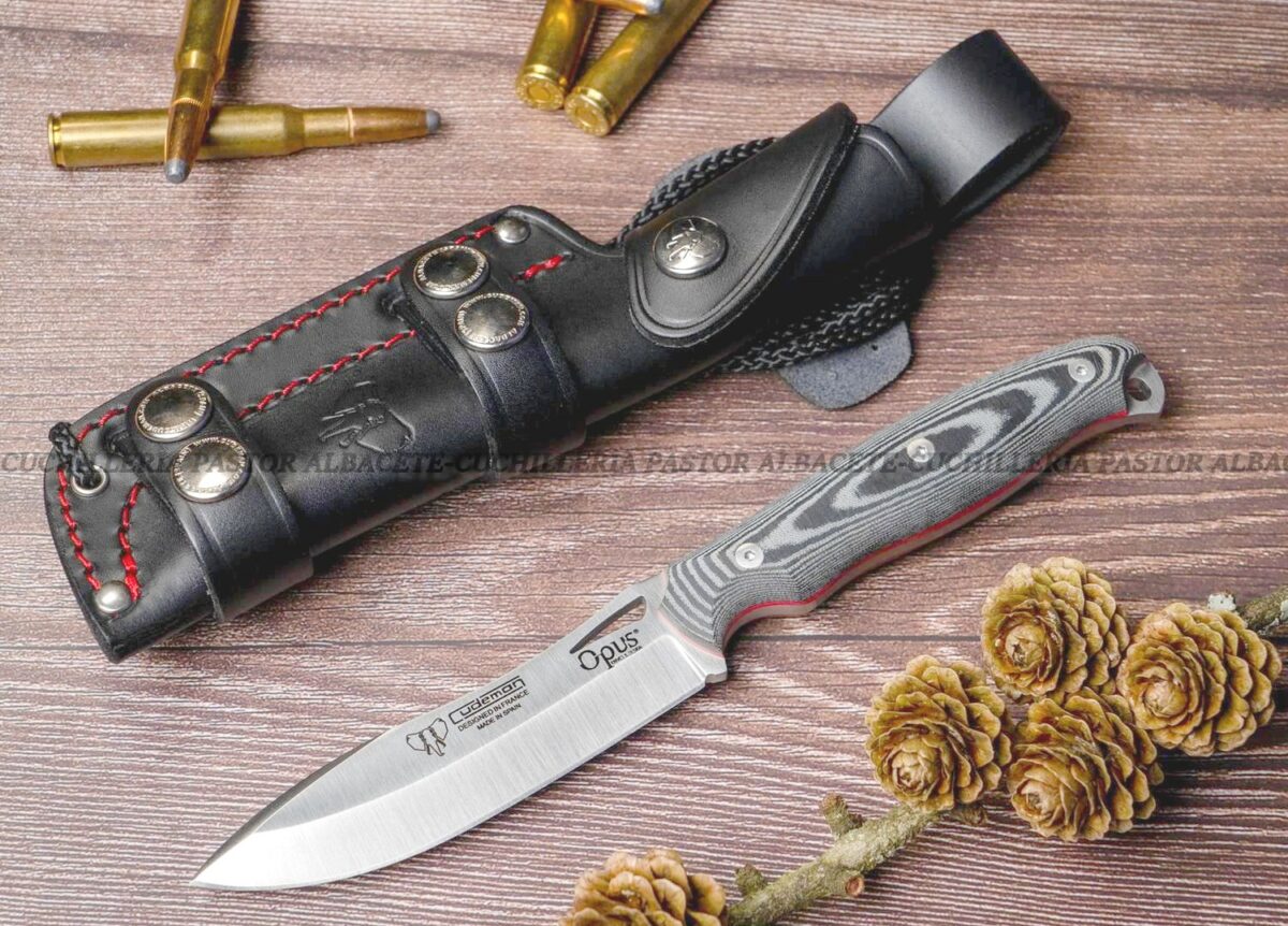 El Cudeman Opus Ness Wolf 208-M Micarta negra es un cuchillo de caza y bushcraft fabricado artesanalmente en Albacete, España.
