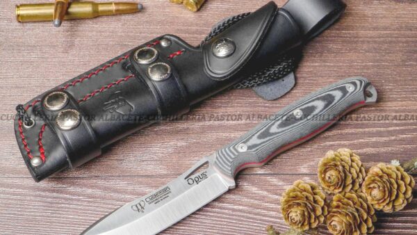 El Cudeman Opus Ness Wolf 208-M Micarta negra es un cuchillo de caza y bushcraft fabricado artesanalmente en Albacete, España.
