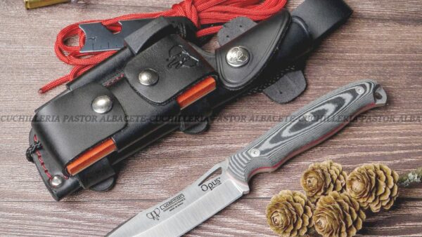El Cudeman Opus Ness Wolf 208-MC Micarta negra es un cuchillo de caza y bushcraft fabricado artesanalmente en Albacete, España.