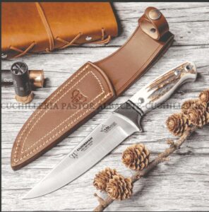 El Cudeman 248-C Rhyno Hunter es un cuchillo de caza robusto y versátil.