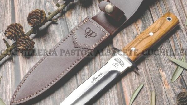 El Cudeman Kainda 261-L es una daga de montería tradicional, fabricada en Albacete, España, que destaca por su robustez, diseño clásico y materiales de calidad.