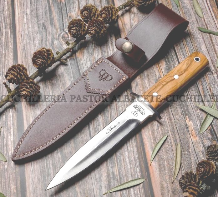 El Cudeman Kainda 261-L es una daga de montería tradicional, fabricada en Albacete, España, que destaca por su robustez, diseño clásico y materiales de calidad.
