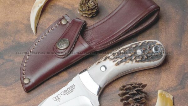 El Cudeman Rayón 288-C es un cuchillo desollador concebido para cazadores que valoran precisión, maniobrabilidad y tradición artesanal.