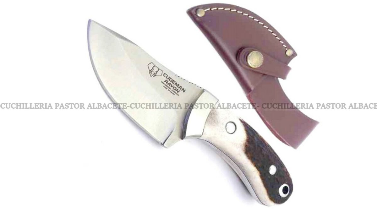 El Cudeman Rayón 288-C es un cuchillo desollador concebido para cazadores que valoran precisión, maniobrabilidad y tradición artesanal.