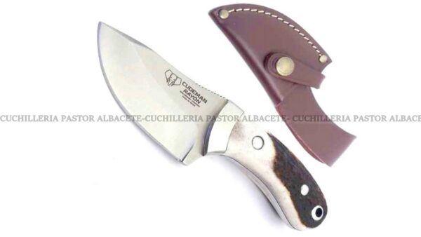 El Cudeman Rayón 288-C es un cuchillo desollador concebido para cazadores que valoran precisión, maniobrabilidad y tradición artesanal.
