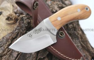 El Cudeman Rayón 288-L es un cuchillo desollador concebido para cazadores que valoran precisión, maniobrabilidad y tradición artesanal.