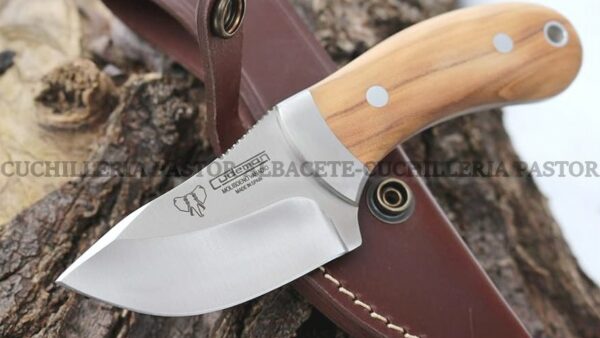 El Cudeman Rayón 288-L es un cuchillo desollador concebido para cazadores que valoran precisión, maniobrabilidad y tradición artesanal.