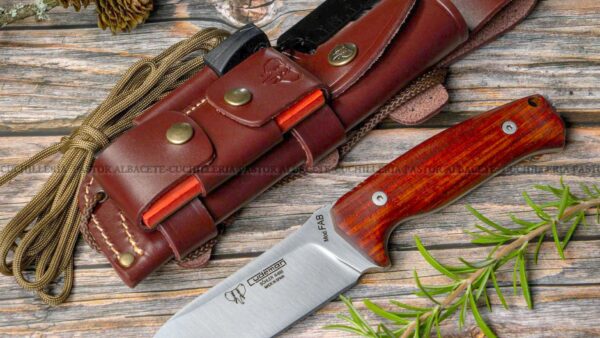 El Cudeman 298-KC FAB Cocobolo es un cuchillo de fabricación española que destaca por su combinación de elegancia, materiales premium y robustez.