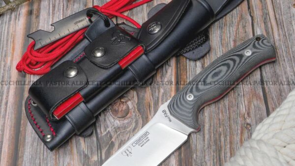 Cudeman 298-MC FAB Micarta negra es un cuchillo de fabricación española que destaca por su combinación de elegancia, materiales premium y robustez.