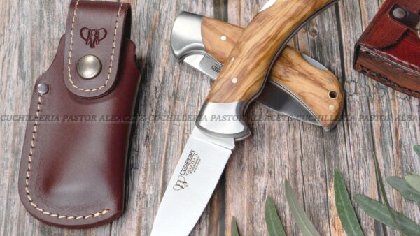La Navaja Cudeman 323-LF Galatea II Olivo es una pieza artesanal de gran calidad, fabricada en Albacete (España) por la reconocida casa Cudeman.