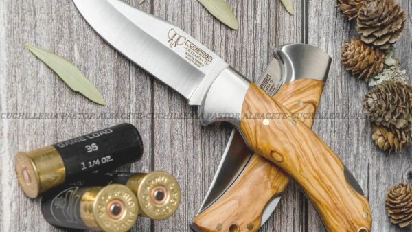 La Navaja Cudeman 324-L Artemisa II Olivo es una pieza artesanal de gran calidad, fabricada en Albacete (España) por la reconocida casa Cudeman.