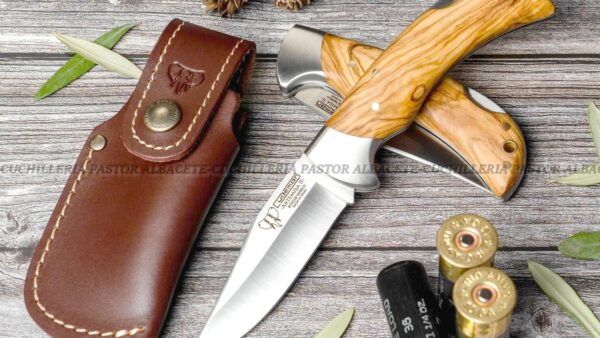 La Navaja Cudeman 324-LF Artemisa II Olivo es una pieza artesanal de gran calidad, fabricada en Albacete (España) por la reconocida casa Cudeman.