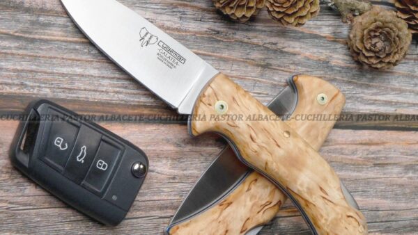 La Navaja Cudeman Galatea 325-D Abedul rizado es una pieza artesanal de gran calidad, fabricada en Albacete (España) por la reconocida casa Cudeman.