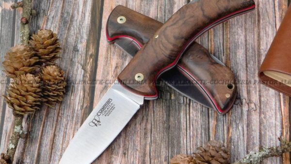La Navaja Cudeman 325-G Galatea es una pieza artesanal de gran calidad, fabricada en Albacete (España) por la reconocida casa Cudeman.