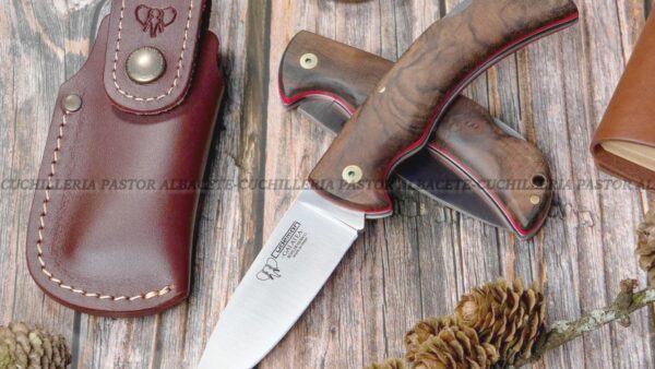 La Navaja Cudeman 325-GF Galatea es una pieza artesanal de gran calidad, fabricada en Albacete (España) por la reconocida casa Cudeman.