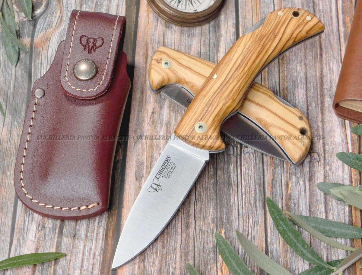 Navaja Cudeman (Albacete). Hoja acabado satinado, en acero inoxidable Böhler N690Co, dureza 60/61 HRC madera de olivo satinado.