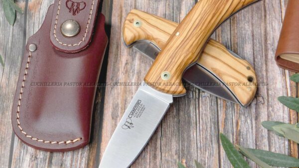Navaja Cudeman (Albacete). Hoja acabado satinado, en acero inoxidable Böhler N690Co, dureza 60/61 HRC madera de olivo satinado.