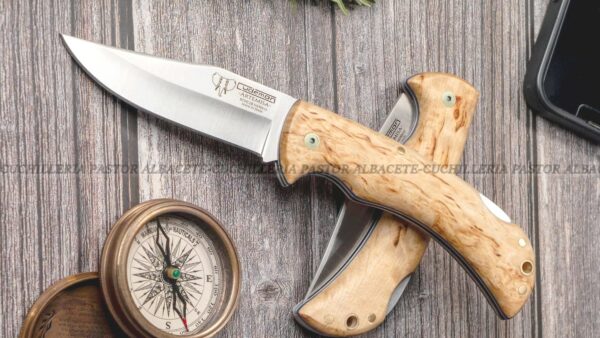 La Navaja Cudeman Artemisa 326-D Olivo es una pieza artesanal de gran calidad, fabricada en Albacete (España) por la reconocida casa Cudeman.