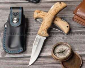 La Navaja Cudeman Artemisa 326-DF Olivo es una pieza artesanal de gran calidad, fabricada en Albacete (España) por la reconocida casa Cudeman.