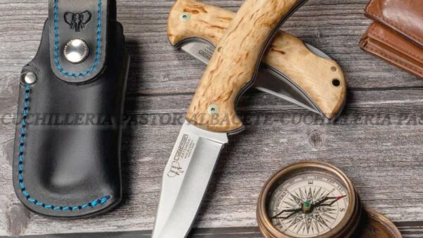 La Navaja Cudeman Artemisa 326-DF Olivo es una pieza artesanal de gran calidad, fabricada en Albacete (España) por la reconocida casa Cudeman.