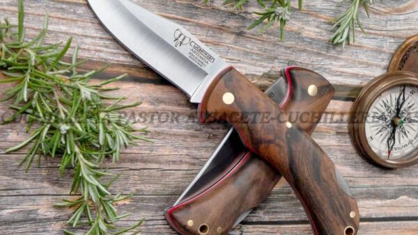La Navaja Cudeman Artemisa 326-G Nogal es una pieza artesanal de gran calidad, fabricada en Albacete (España) por la reconocida casa Cudeman.
