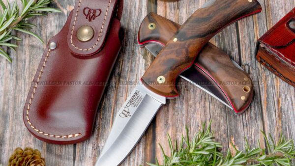 La Navaja Cudeman Artemisa 326-GF- Nogal es una pieza artesanal de gran calidad, fabricada en Albacete (España) por la reconocida casa Cudeman.