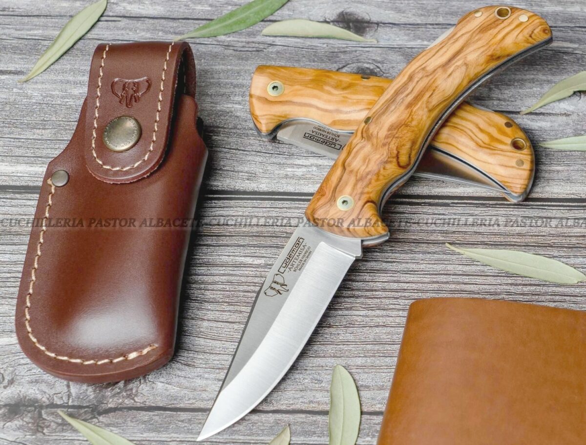 La Navaja Cudeman Artemisa 326-LF  Olivo es una pieza artesanal de gran calidad, fabricada en Albacete (España) por la reconocida casa Cudeman.