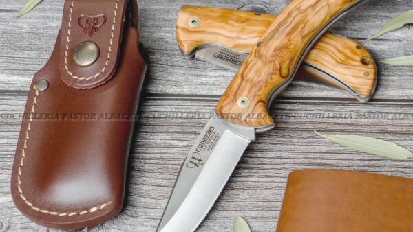 La Navaja Cudeman Artemisa 326-LF  Olivo es una pieza artesanal de gran calidad, fabricada en Albacete (España) por la reconocida casa Cudeman.