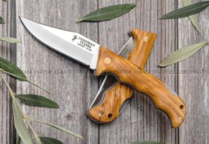 La Navaja Cudeman 333-L Texana es una pieza artesanal fabricada en Albacete (España), reconocida cuna de la cuchillería tradicional.