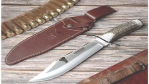 El Cudeman 294-C, conocido como “Big Elephant”, es un cuchillo tipo Bowie imponente y funcional, fabricado en Albacete, España.