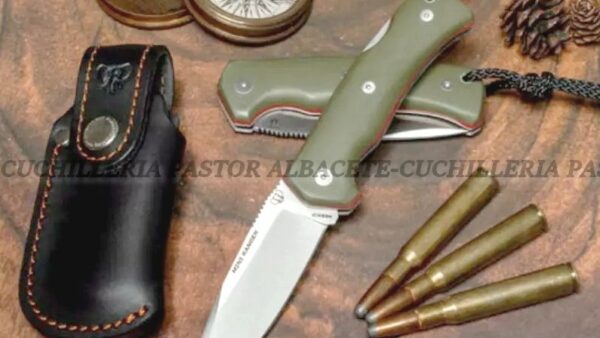 La Cudeman MT-4-384 es una navaja táctica, supervivencia y coleccionistas exigentes para los aventureros más exigentes. Su fiabilidad, robustez y precisión la convierten en una compañera imprescindible para actividades de bushcraft, caza, senderismo, supervivencia y outdoor. Con una hoja de 9,5 cm de longitud y un mango de 12 cm, la longitud total alcanza los 21,5 cm, ofreciendo un equilibrio perfecto entre maniobrabilidad y capacidad de corte. El grosor de 3 mm y el ancho de pala de 2,5 cm garantizan una excelente resistencia estructural, permitiendo realizar cortes limpios, precisos y duraderos incluso bajo gran presión. La hoja presenta un vaciado completo con acabado satinado, una punta Drop-Point versátil y un acero de altas prestaciones Böhler N690Co con una dureza de 60/61 HRc. Este acero premium ofrece una retención de filo sobresaliente, resistencia a la corrosión y facilidad de afilado, cualidades muy valoradas entre los expertos en supervivencia y montañismo.  la Cudeman MT-4-384 incorpora un sistema de bloqueo trasero (back lock) que evita cierres accidentales durante el uso. Mango en micarta negra con separador rojo no solo aporta un diseño moderno y distintivo El anclaje mediante tornillo allen inoxidable y casquillo interior roscado de latón refuerza su solidez y facilita el mantenimiento. La navaja se completa con una funda de cuero resistente, elegante y funcional, que permite transportarla de forma segura y cómoda. Con un peso aproximado de 170 g  logra el equilibrio ideal entre ligereza y robustez. Es la herramienta perfecta para quienes buscan una navaja de supervivencia fiable, versátil y fabricada con estándares profesionales. Especificaciones técnicas Cudeman MT-4 Característica Detalle Longitud de hoja 9,5 cm Longitud de mango 12 cm Longitud total 21,5 cm Grosor de hoja 3 mm Ancho de pala 2,5 cm Tipo de hoja Vaciado con acabado satinado Punta Drop-Point Acero Böhler N690Co Dureza del acero 60/61 HRc Sistema de cierre Bloqueo trasero (Back Lock) Anclaje del mango Tornillo allen inox / casquillo interior roscado de latón Mango Micarta negra con separadores en rojo Funda Cuero Peso de la pieza 170 g (aprox.) Peso de la funda 55 g (aprox.) La Cudeman MT-4 es una navaja de supervivencia y outdoor de alta gama, diseñada para ofrecer el máximo rendimiento en cualquier entorno.