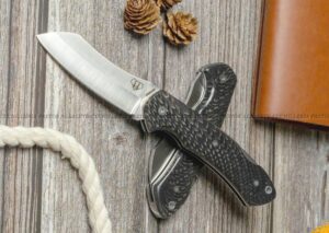 Navaja Cudeman Tundra 346-JN es una de las grandes novedades de 2025, presentada en dos acabados exclusivos: Juma roja y Juma negra con patrón de serpiente pulida. Fabricada en Albacete (España) por la reconocida casa Cudeman,