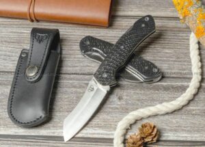 Navaja Cudeman Tundra 346-JN es una de las grandes novedades de 2025, presentada en dos acabados exclusivos: Juma roja y Juma negra con patrón de serpiente pulida. Fabricada en Albacete (España) por la reconocida casa Cudeman,