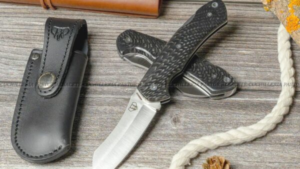 Navaja Cudeman Tundra 346-JN es una de las grandes novedades de 2025, presentada en dos acabados exclusivos: Juma roja y Juma negra con patrón de serpiente pulida. Fabricada en Albacete (España) por la reconocida casa Cudeman,