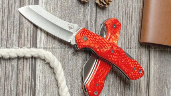 Navaja Cudeman Tundra 346-JR es una de las grandes novedades de 2025, presentada en dos acabados exclusivos: Juma roja y Juma negra con patrón de serpiente pulida.