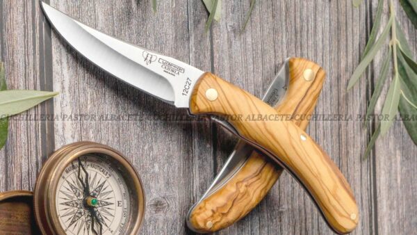 La Navaja Cudeman Cazorla 374-L es una pieza de alta calidad fabricada en Albacete (España) por la prestigiosa marca Cudeman.