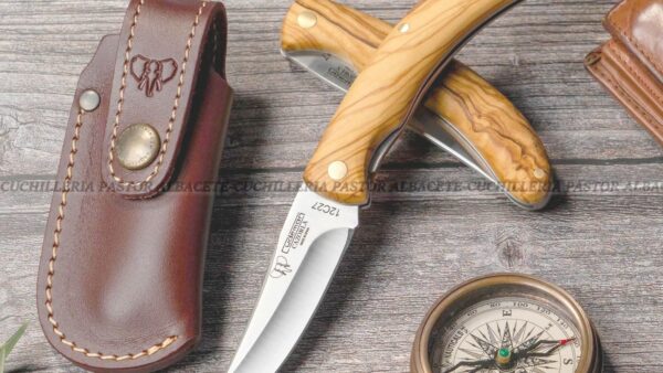 La Navaja Cudeman Cazorla 374-LF es una pieza de alta calidad fabricada en Albacete (España) por la prestigiosa marca Cudeman.