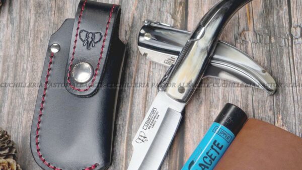 La Navaja Cudeman Clásica es una representación fiel de la tradición cuchillera de Albacete (España), cuna mundial de la navaja artesanal.